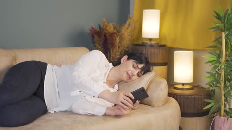 Woman-falling-asleep-at-night-with-phone-in-hand.-Phone-addiction.